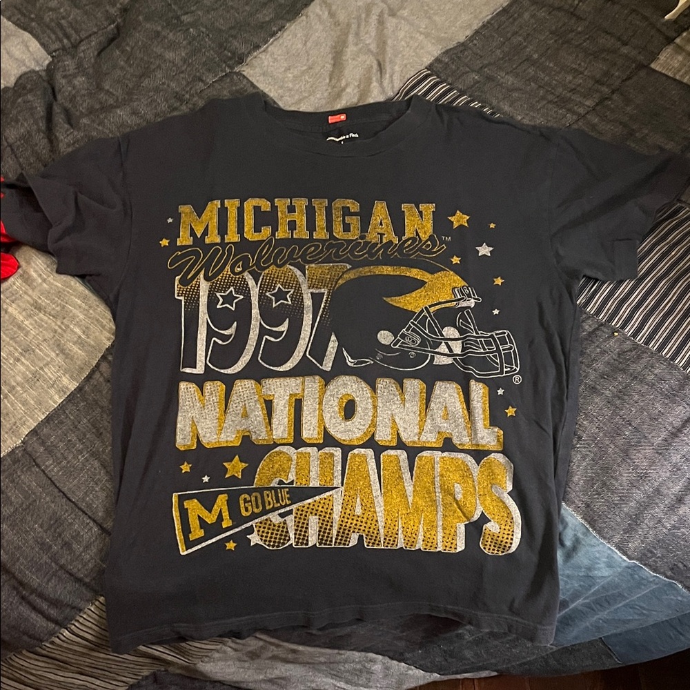 Abercrombie & Fitch Black and Gold Graphic Tee